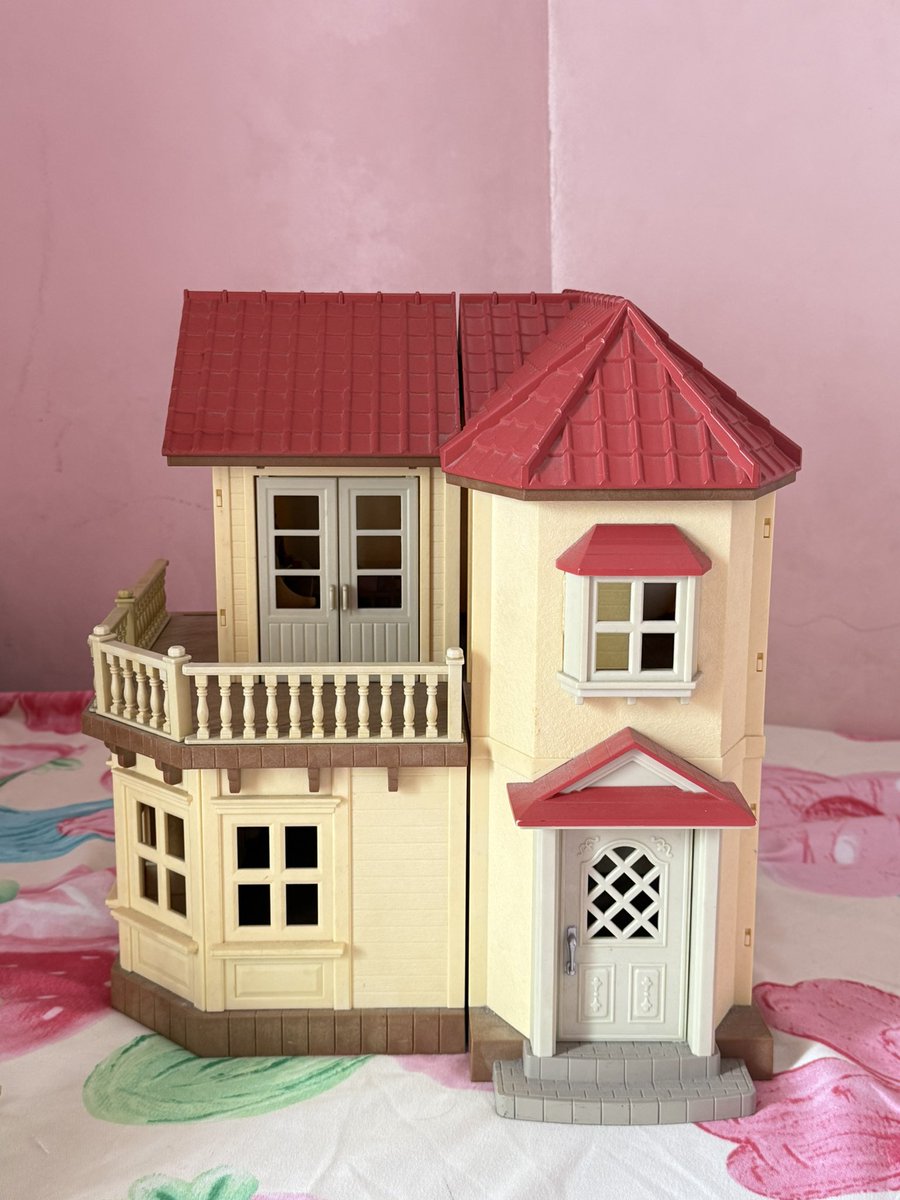 calicolacy's tweet photo. WTS LFB UFS
 
sylvanian families beechwood hall set 🏠

— 1,800 TAKE ALL!!! 

with 2 working lights 💡 (see on the picture)
[missing] 1 railing isn’t noticeable since its in the back https://t.co/vPL2G1ZJw1