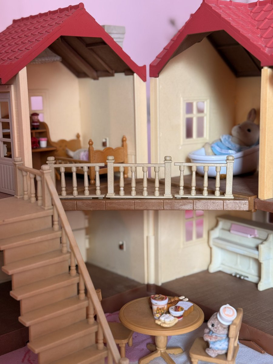 calicolacy's tweet photo. WTS LFB UFS
 
sylvanian families beechwood hall set 🏠

— 1,800 TAKE ALL!!! 

with 2 working lights 💡 (see on the picture)
[missing] 1 railing isn’t noticeable since its in the back https://t.co/vPL2G1ZJw1