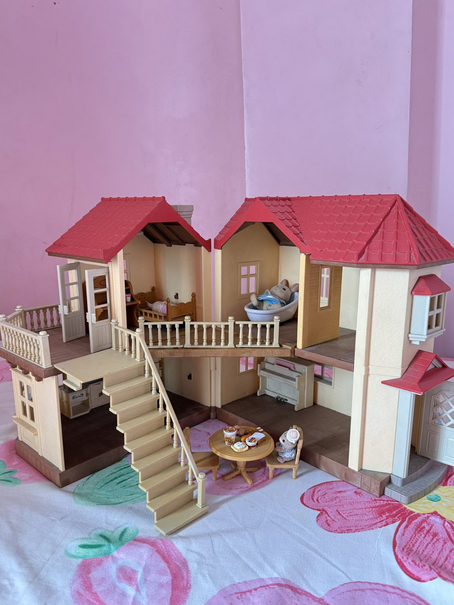 calicolacy's tweet photo. WTS LFB UFS
 
sylvanian families beechwood hall set 🏠

— 1,800 TAKE ALL!!! 

with 2 working lights 💡 (see on the picture)
[missing] 1 railing isn’t noticeable since its in the back https://t.co/vPL2G1ZJw1