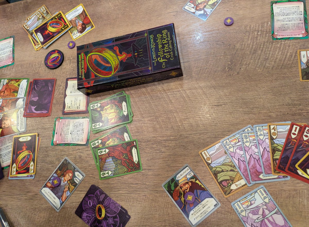 qon40416144's tweet image. 指輪物語がテーマの協力トリテ。ストーリーが進むにつれ難易度が上がっていきます(おそらく)。今回はお試しで5章まで。手札に合わせたキャラ選択が楽しい。これは映画見直して、4人で最後まで遊びたいやつ。