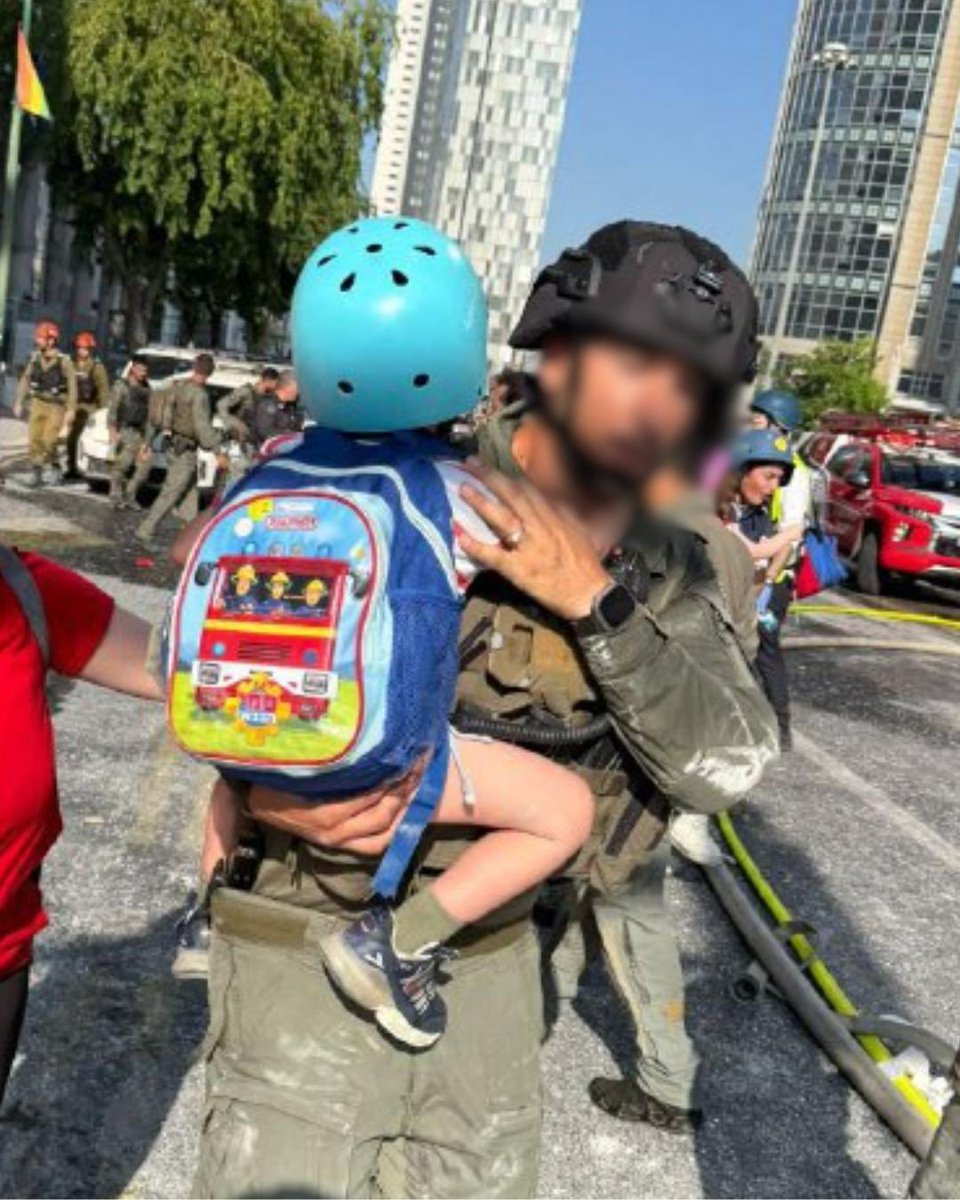 An Israeli officer carries a young child to safety after an Iranian ballistic missile attack struck central Israel this morning.

This is who the regime targets.

📸 <a href="/N12News/">החדשות - N12</a>