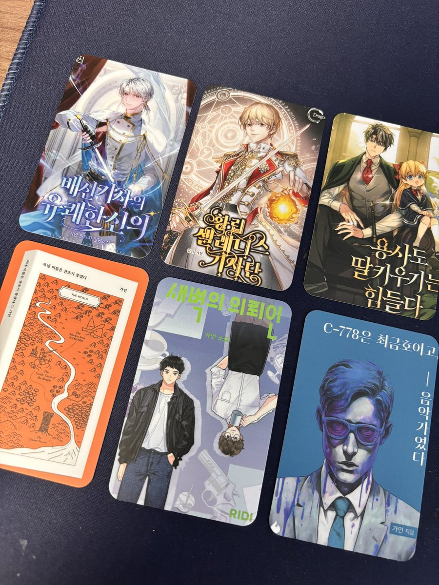 내 소설 표지로 포카 뽑기....^_^ 
잘나와서 트위터에도 자랑해봐요.
사이즈 맞는것만 뽑았더니 단편 두개가 빠진게 아쉽다...