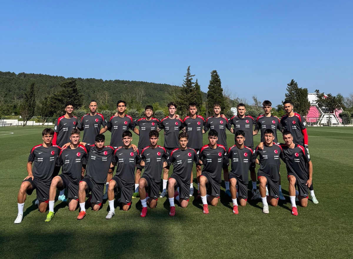 U17 Millî Takımımız 24-28 Haziran tarihleri arasında Venezuela'nın Porlamar şehrinde katılacağı UEFA-CONMEBOL U17 Gelişim Turnuvası'nın ilk etap çalışmalarına TFF Riva Hasan Doğan Millî Takımlar Kamp ve Eğitim Tesisleri'nde yaptığı antrenmanla başladı.

#BizimÇocuklar 🇹🇷