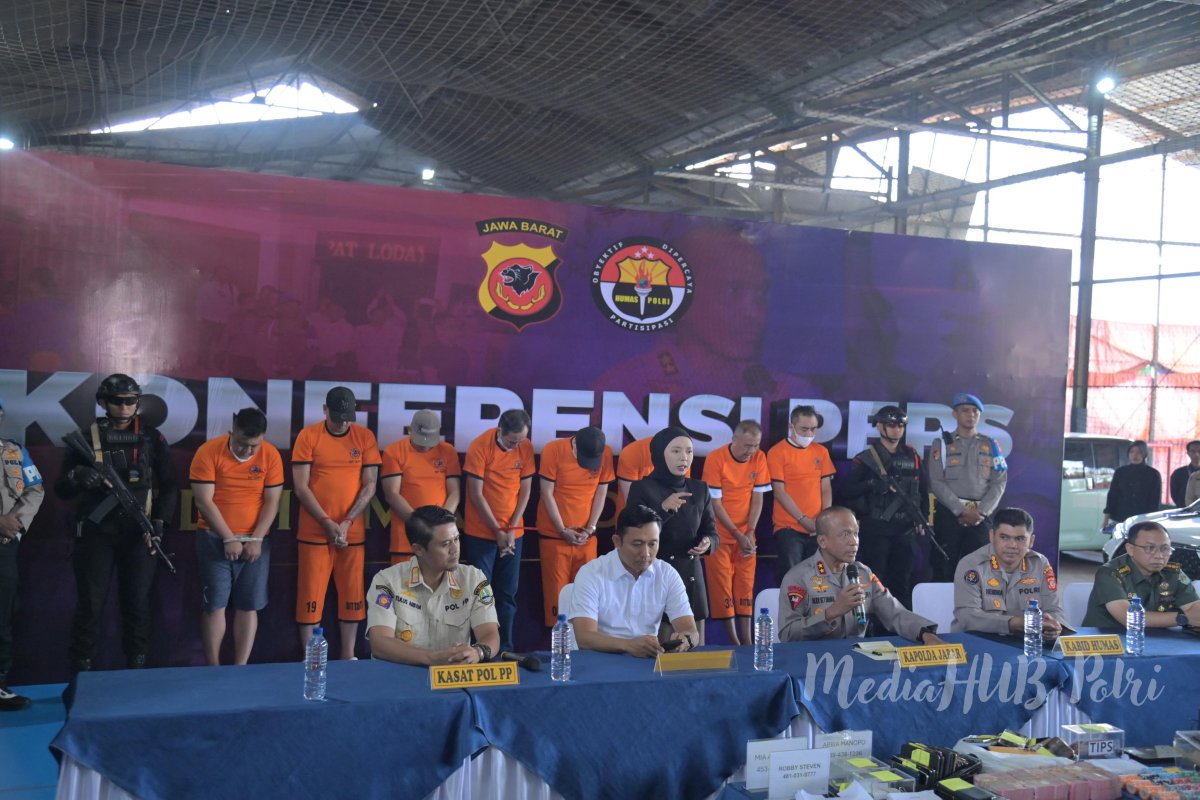 Kasino di Bandung cuma buka 3 hari, tapi omzetnya bisa tembus miliaran! Polda Jabar langsung gerebek, 44 orang jadi tersangka. Kasino lengkap dengan ruang VIP dan alat judi impor dari Tiongkok.

Download foto ⬇️
mediahub.polri.go.id/image/detail/1…

#Polri #polripresisi #poldajabar