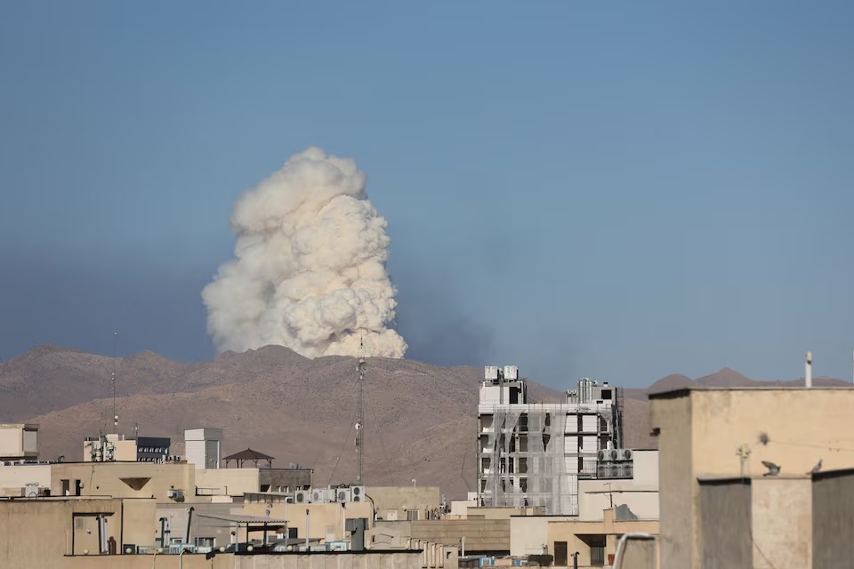 Iran–Israel Conflict Escalates
Fresh airstrikes exchanged as tensions surge.
Trump hints at possible US involvement.
Smoke rises following an Israeli attack in Tehran, Iran, June 18, 2025. via REUTERS
#Iran #Israel #iranisraelwar #IranVsIsrael #Teheran #USPresident
