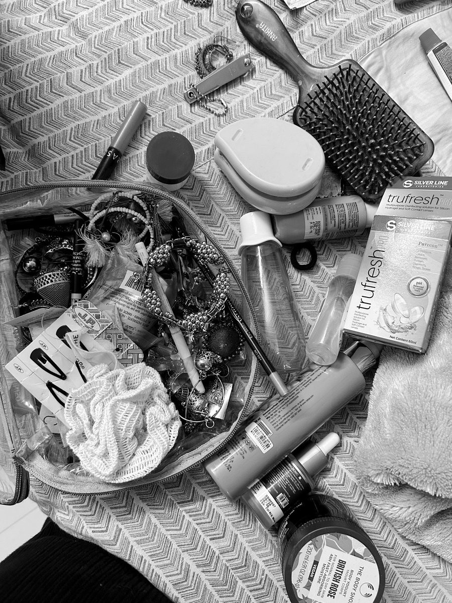 fictionalflaw's tweet photo. Somehow, packing my life in a few suitcases and leaving for another city has not been a rare instance for me. What gets to me every time is packing. It's how I've build a home, acquired different apparel ranging from most asthetic to most comfortable, have a favourite mug, a fav https://t.co/DXHMd1FpYV