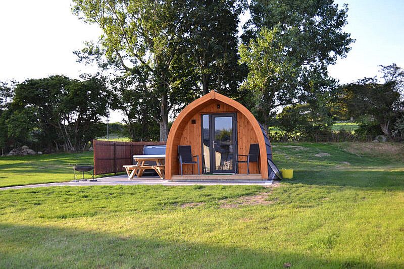 aroundaboutbrit's tweet image. Wern Farm Glamping Pods in Conwy offer the perfect base for a cosy countryside escape with plenty of nearby adventures to enjoy.

⛺ Glamping
aroundaboutbritain.co.uk/Conwy/14086 

#WernFarmGlamping #Conwy #GlampingPods #ZipWorld #ConwyCastle #GreatOrmeTramway #WelshMountainZoo #NorthWales