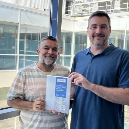 📚 En La Torre de Babel viajamos al corazón del idioma y del amor imposible:

🗣️ Un diccionario de frases hechas en aragonés nos enseña cómo el paisaje moldea la lengua.

❤️ Y con José Luis Corral revivimos la mítica historia de Eloísa y Abelardo.

Escuchar programa: