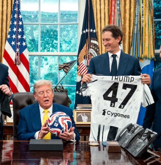 Bella questa scena. Elkann con il sorriso da clown e la magliettina su misura offerta a Trump, mentre lui parla di bombardamenti e altre amenità. Direi umiliante per l’Italia. Troverete su <a href="/LaStampa/">La Stampa</a> <a href="/repubblica/">Repubblica</a> che  quotidianamente attaccano Trump un duro monito per