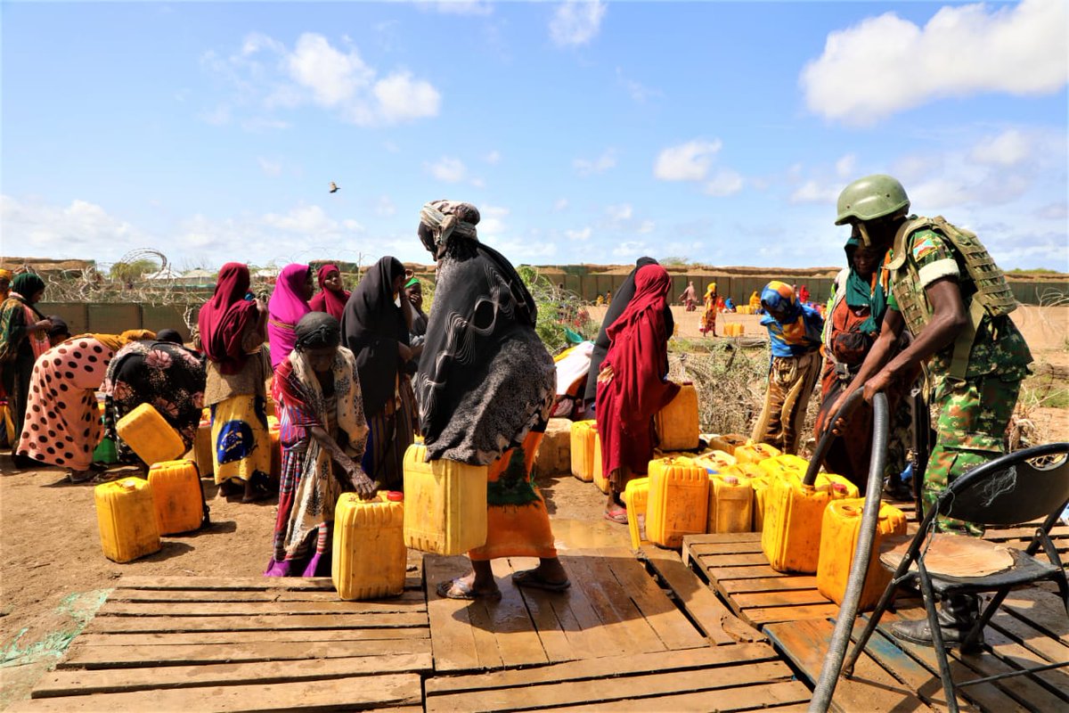 aussom_'s tweet image. #AUSSOM BNDF troops on Tuesday distributed portable water to 85 displaced families at Towfiq #IDP camp in Jowhar to address shortages. Lieutenant Colonel Pierre Nzirorera, #BNDF’s Civil-Military Cooperation (#CIMIC) Officer, said this is part of efforts to build trust with local