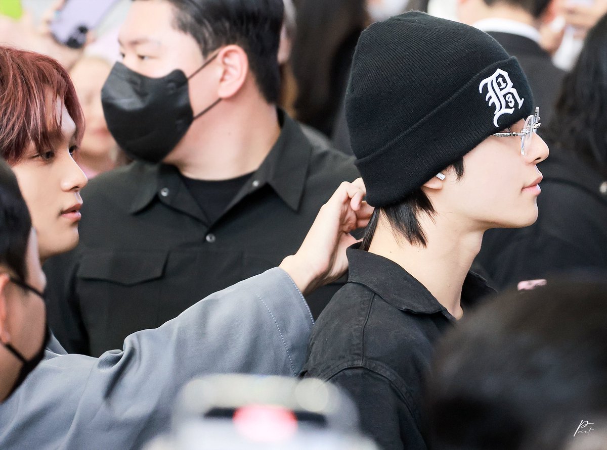 원래사랑은머리에붙은먼지를떼어주는순간부터가레알인거알지...................ㅠㅜㅜ

(혁이: 히히재밌다)