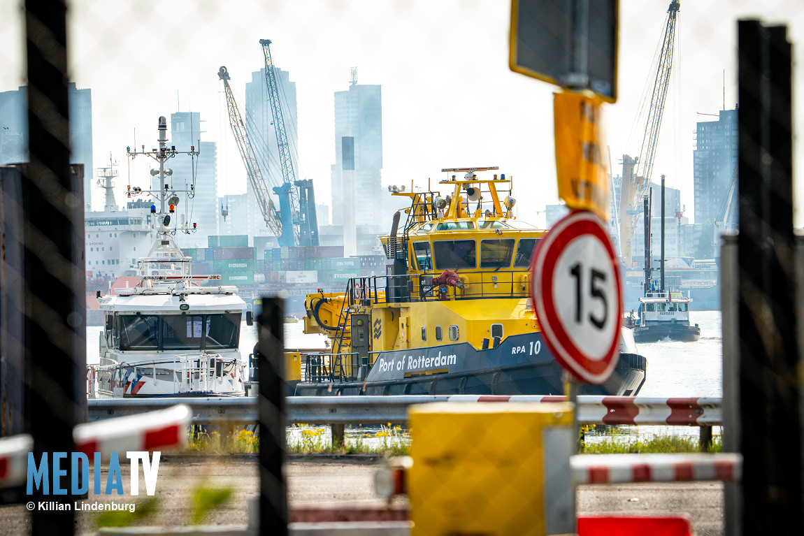 mediatvnl's tweet photo. Op een schip in de Waalhaven in Rotterdam zijn twee personen om het leven gekomen bij een ongeval. Twee zwaargewonden zijn naar het ziekenhuis overgebracht. De arbeidsinspectie verricht onderzoek.
https://t.co/N5VgXotq3y https://t.co/5l1HrZjeyQ