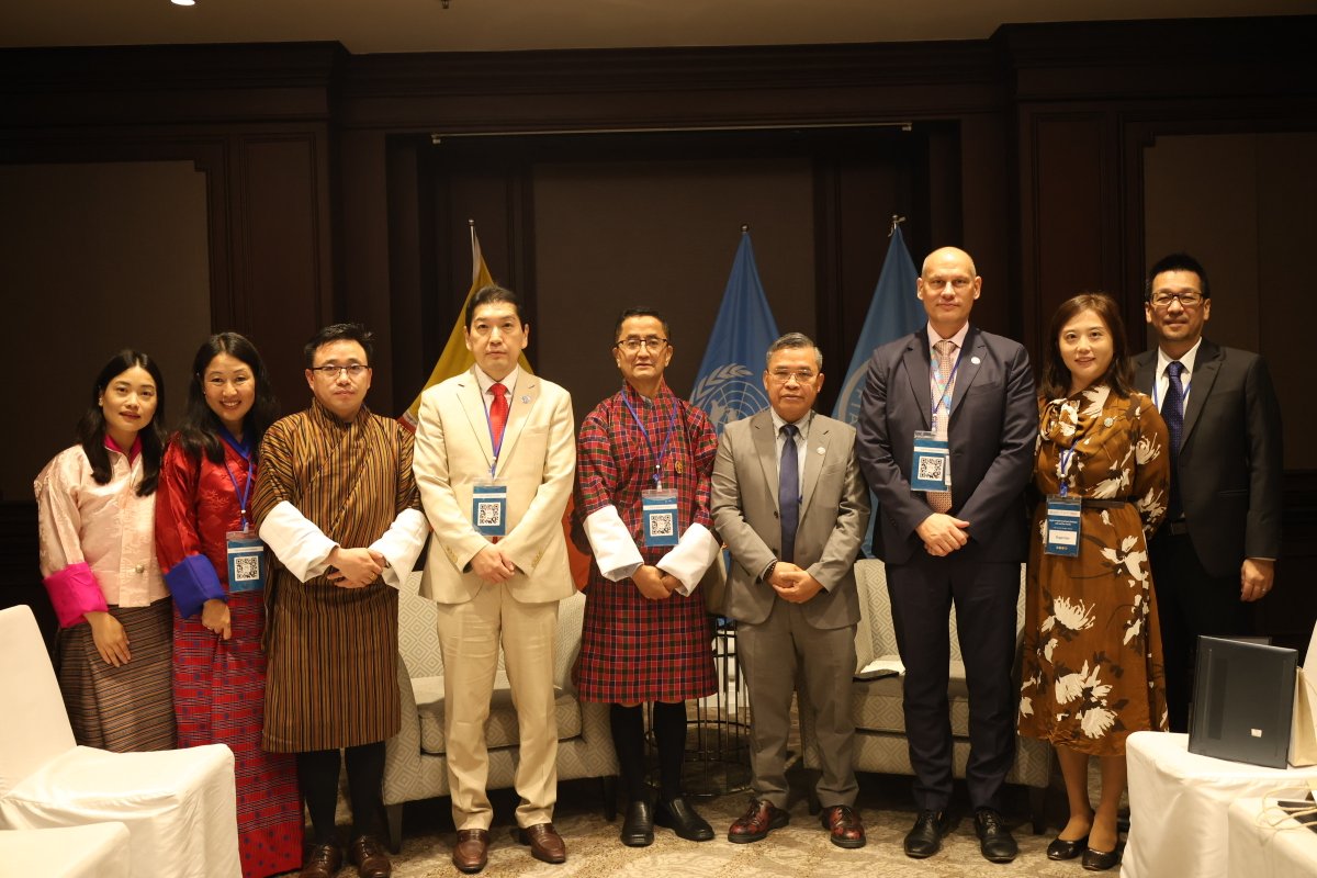 FAO ADG Alue Dohong met Thinley Namgyel, Sec. of Agriculture &amp; Livestock, Bhutan at the #HIH Dialogue in Bangkok, reaffirming collaboration on

🌱 Sustainable agriculture
🌱One Child One Egg initiative
🌱Bhutan AgriSustain Fund &amp; future partnerships for resilient agrifood systems