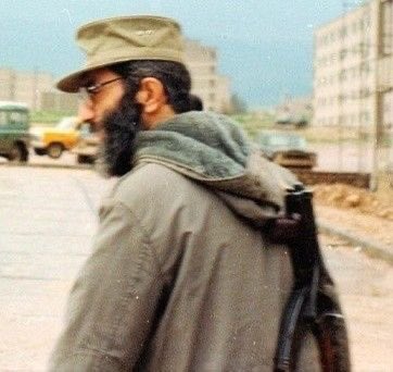 وَالخَيلُ تَعلَمُ وَالفَوارِسُ أَنَّني

شَيخُ الحُروبِ وَكَهلُها وَفَتاها