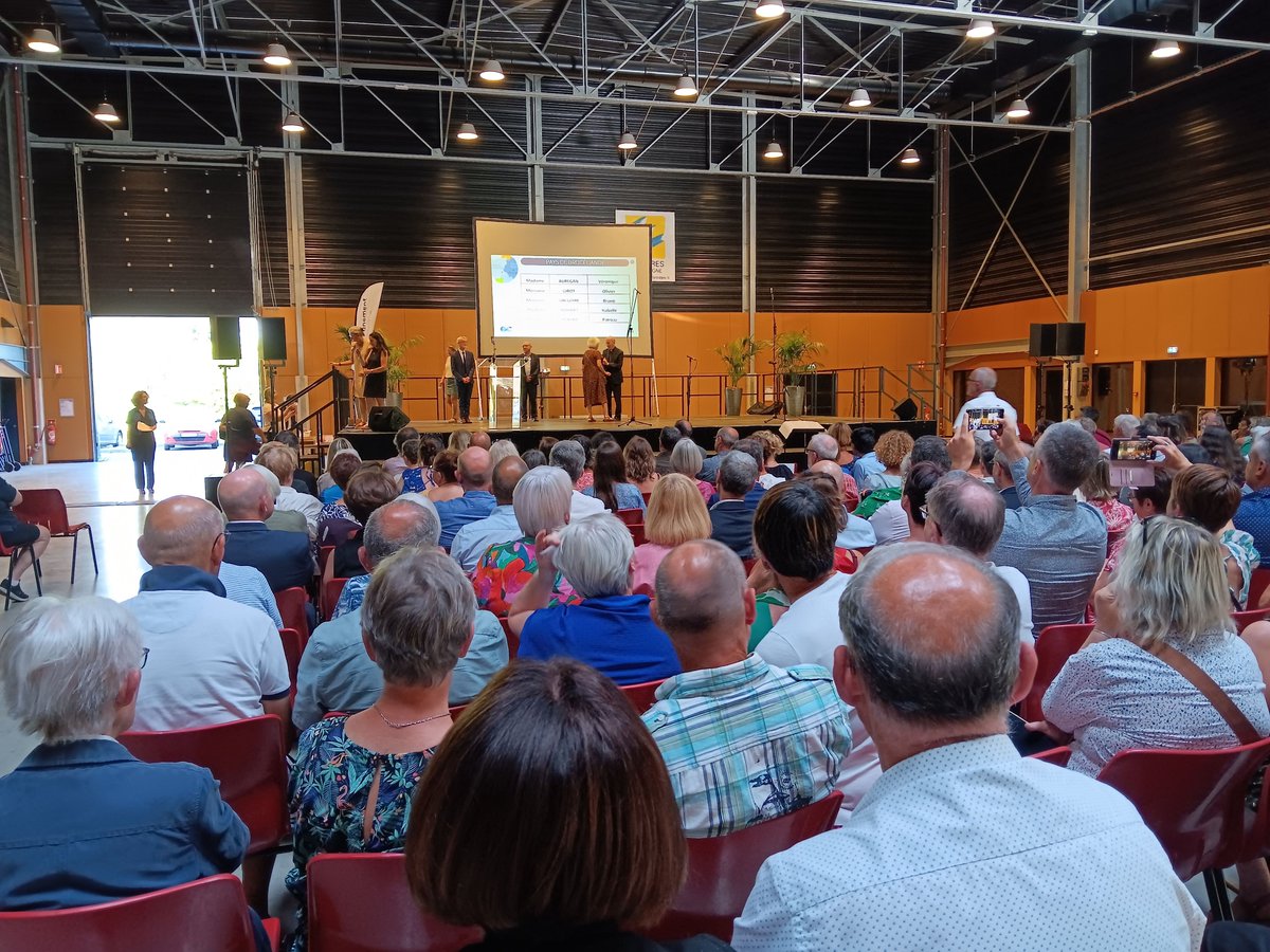 DDEC_35's tweet photo. 🌟Nous avons honoré hier 121 récipiendaires lors de la Soirée des retraités de l'Enseignement catholique 35. Les invités ont été accueillis par la Chorale du collège de St-Aubin-d'Aubigné et félicités par Michel Pellé et Monseigneur d'Ornellas.
🙏 MERCI pour leur dévouement🎉 https://t.co/58DgZGRWg1