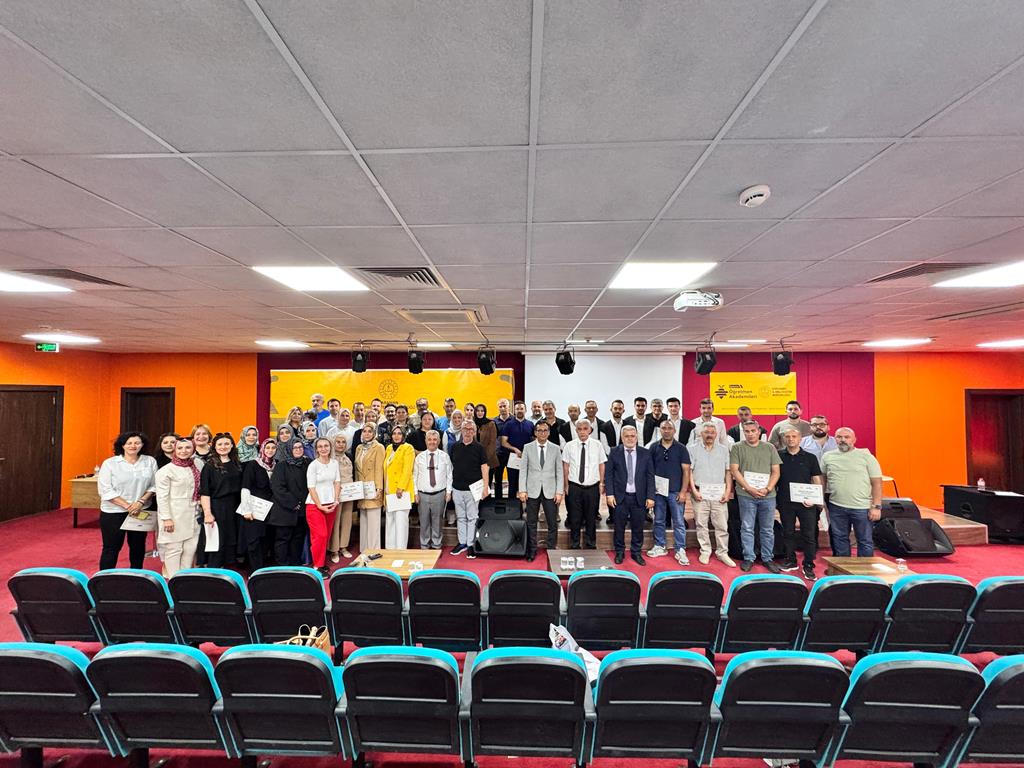 Öğretmenler, Akademi Yolculuklarını Sertifikayla Noktaladı

Millî Eğitim Bakanlığı Öğretmen Yetiştirme ve Geliştirme Genel Müdürlüğü'nün öncülüğünde yürütülen "Öğretmen Akademileri" projesi kapsamında Karaman'da yıl boyunca sürdürülen kültürel, sanatsal ve mesleki gelişim