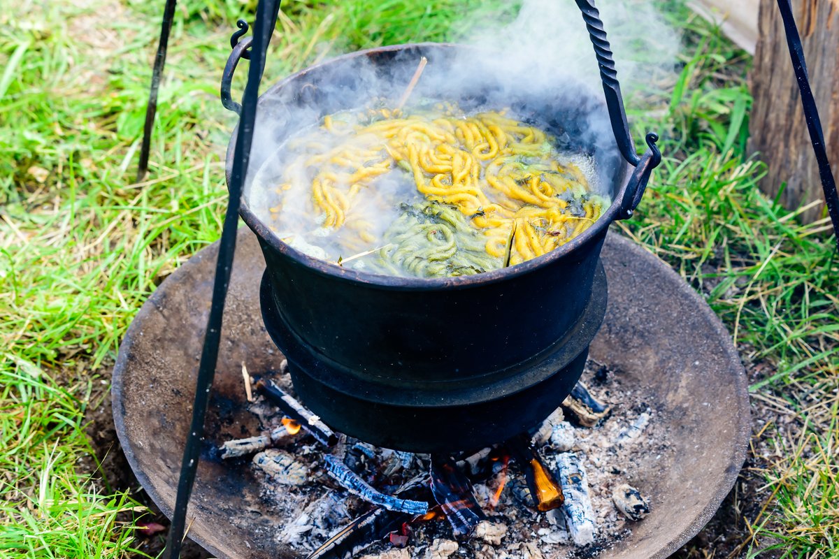 🌿 Lichen dyeing magic at our Gaelic residentials at Dundreggan! We used wind-blown Old Man’s Beard lichen, stoked the fire, and steeped wool with the lichen to create earthy orange wool, ready for knitting.
visitdundreggan.co.uk/experiences/
