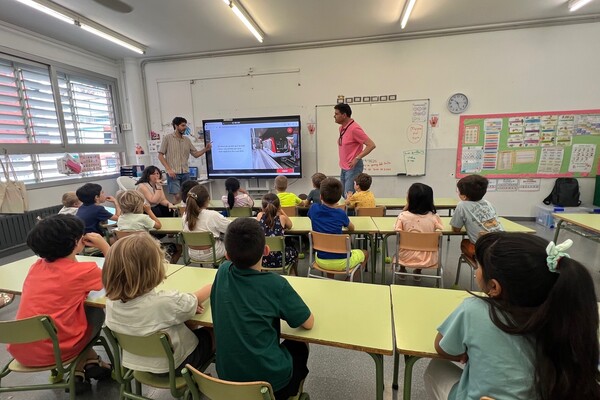 TMB_Barcelona's tweet photo. 💻👧#TMBEduca presenta la seva primera activitat virtual.
🚇🎮 'Anem a l'estació' és una gimcana digital i se suma al catàleg que el projecte educatiu de la Fundació TMB ofereix a les escoles, a més complementa la visita presencial que es fa a l'estació.
👉https://t.co/I8qMuWL9Gr https://t.co/APRNuzQ66n