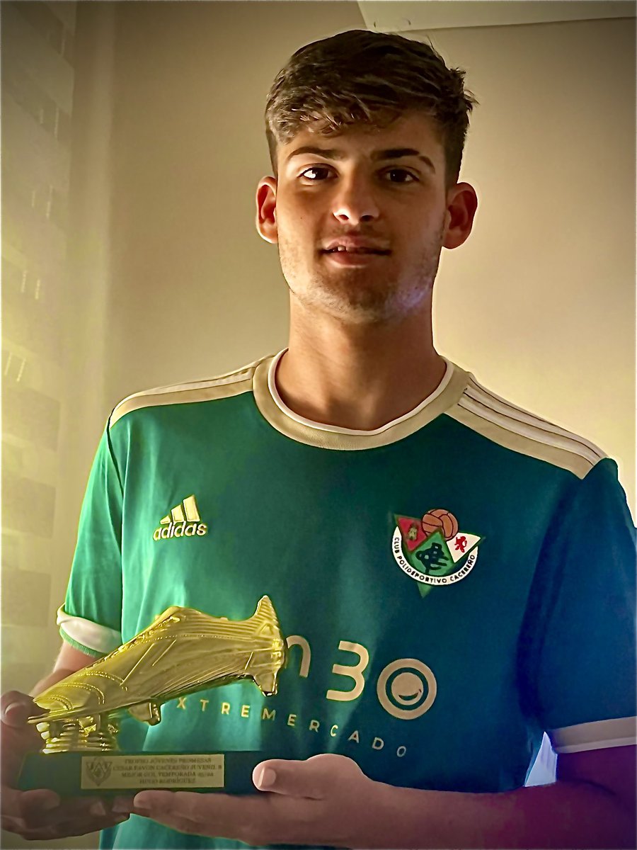 cesarpavoon7_'s tweet image. Se entregó el premio MEJOR GOL de la temporada 23/24 CANTERA CPC,
HUGO RODRÍGUEZ, jugador con futuro y proyección, un crack , felicidades amigo, te deseo lo mejor en el futuro