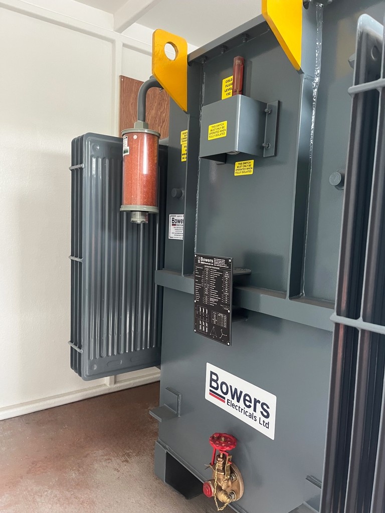 Here is the Bowers Energy Saving Transformer (B.E.S.T.)  installed in the GRP enclosure. ✨

Find out EXACTLY how much YOU could be saving by using our savings calculator and comparing with the B.E.S.T. 💰

🔗bowerselec.co.uk/transformer-en…

#energyefficient #savings