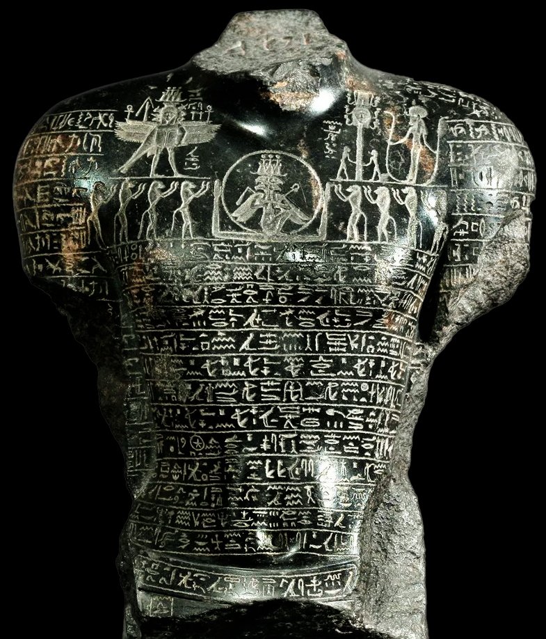刻在女性和男性躯干上的祈祷和咒语铭文。
女祭司青铜雕像，约公元前 670 年。男性玄武岩躯干，约公元前 350 - 300 年。