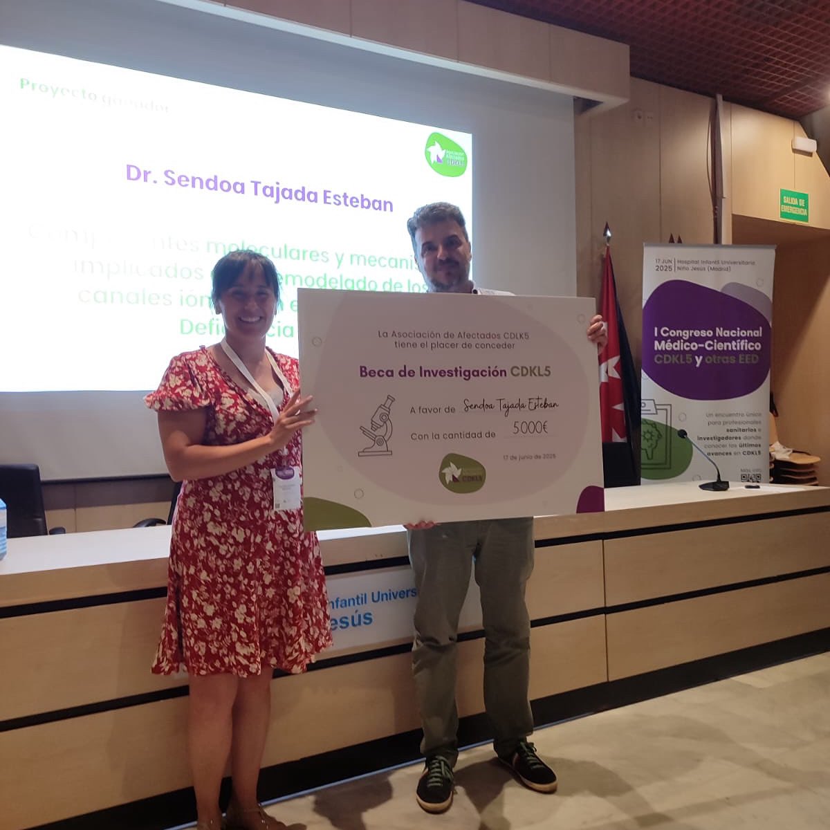cdkl5spain's tweet photo. 🎓Momento especial I #CongresoCDKL5: la entrega de la #BecaCDKL5.

🏆 El proyecto ganador fue del Dr. Sendoa Tajada (Prof. e investigador de la Univ. de Valladolid):
🧠 “Componentes moleculares y mecanismos en el remodelado de canales iónicos en el síndrome CDKL5” https://t.co/OUKMuDBehZ