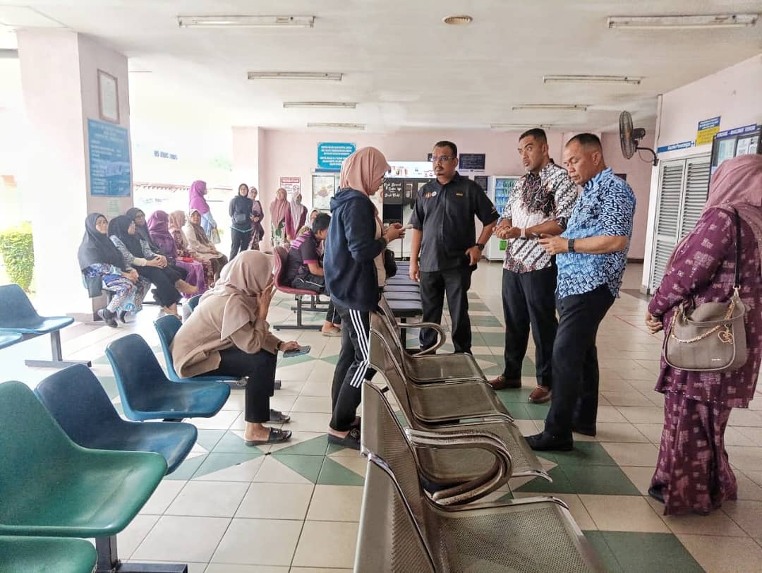 Bayi tiga bulan maut tertindih lengan bapa yang meninggal dunia akibat serangan jantung  

MELAKA - Seorang bayi lelaki berusia tiga bulan maut dipercayai lemas akibat dihempap tangan bapanya yang meninggal dunia akibat terkena serangan jantung di rumah mereka pada Khamis.