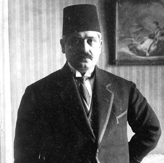 "Mustafa Kemal, Talat, Enver; bu üçüne uzanan dilleri kudretim olsa kökünden keserdim."

Mahmut Esat Bozkurt