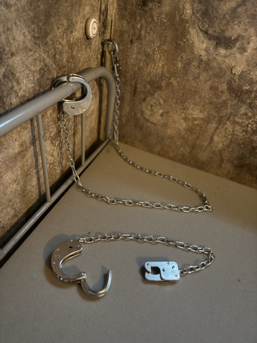 SchwarzeAnlage's tweet image. Neue Clejuso Hand-&amp;amp; Fußschellen!
Über die Nacht wird der Häftling am Bett fixiert. Jetzt kann man sich bei guter Führung eine längere Kette verdienen. Vorn im Bild die bisherige und die hinteren die Neue. Natürlich alles für Hand &amp;amp; Fuß.
#Haftanstalt #Handschellen #Clejuso #BDSM