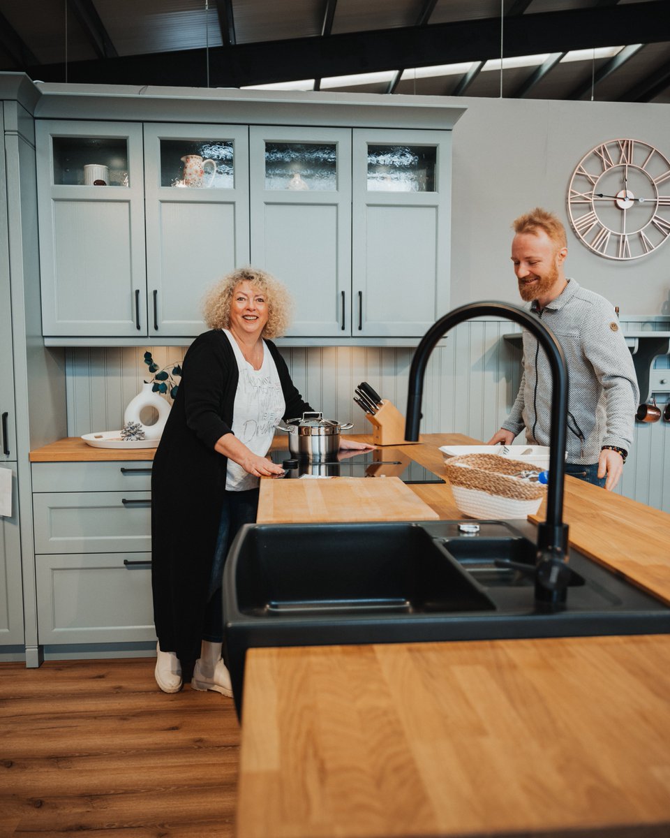 Moin 😊! Landhausküche mit Charme! 🍂 Induktionsfeld &amp; Spüle erklärt in Westerholt/Pewsum. Zukunftsküche mit smarter Technik &amp; Nachhaltigkeit – dauerhaft Dein Highlight! 🏡 Klick: kuechenmennen-beratung.de 🌟 #KüchenMennen #Landhausküche