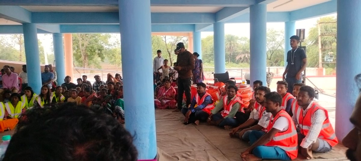 SamitiSinapali's tweet photo. Today Mock drills works held  at botopali flood centre of Sinapali Block in Presence of BDO,Sinapali and other Official.
@CMO_Odisha 
@DM_Nuapada 
@IPR_Odisha 
@rdmodisha https://t.co/4q0b4FPzYh