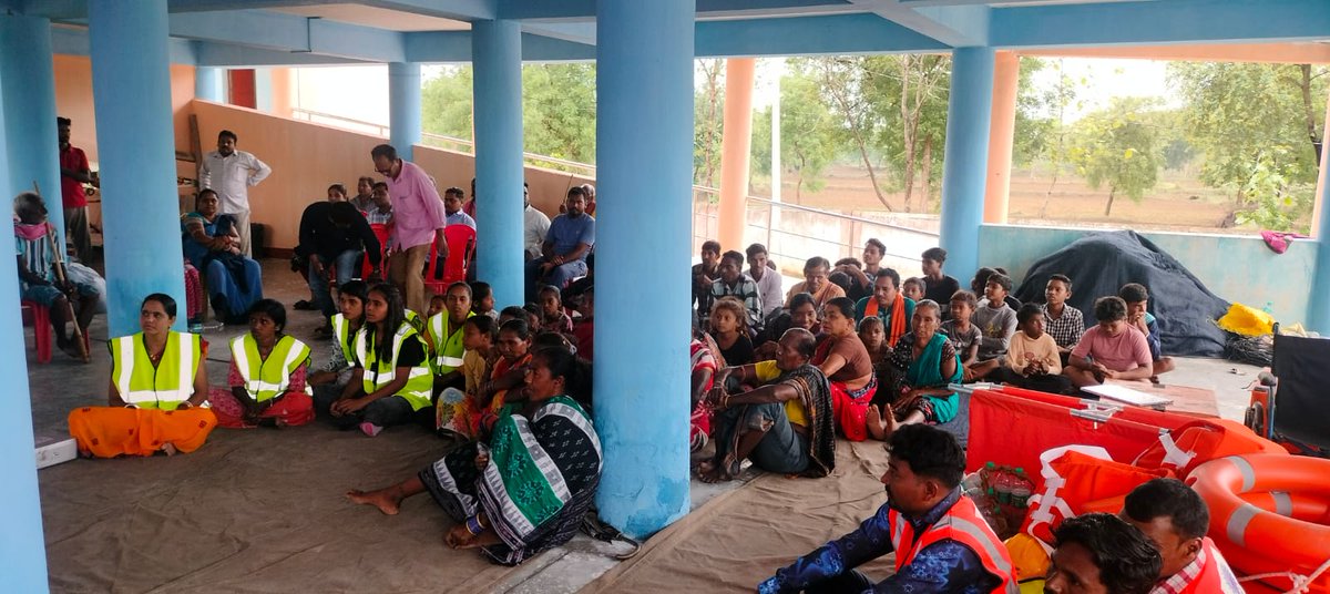 SamitiSinapali's tweet photo. Today Mock drills works held  at botopali flood centre of Sinapali Block in Presence of BDO,Sinapali and other Official.
@CMO_Odisha 
@DM_Nuapada 
@IPR_Odisha 
@rdmodisha https://t.co/4q0b4FPzYh