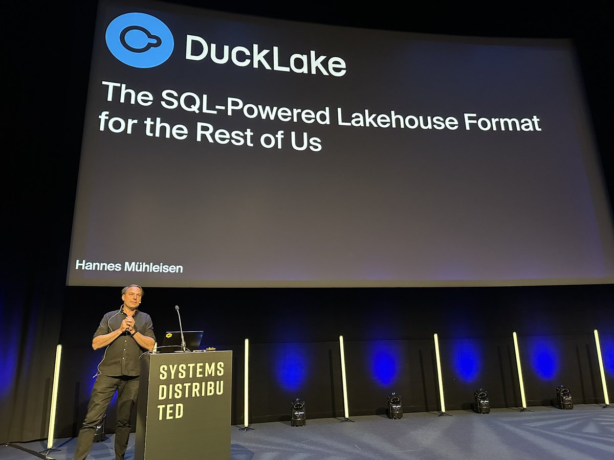 Prof. Dr. Hannes Muhleisen kicking off #systemsdistributed