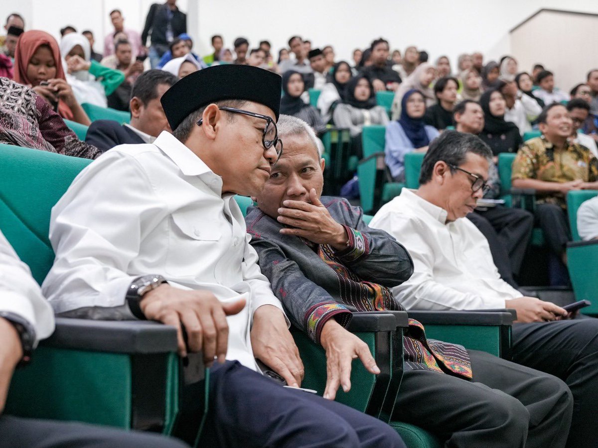 cakimiNOW's tweet photo. Bersama memutus rantai kemiskinan

Mengentaskan kemiskinan wajib dilakukan lewat sistem yang di dalamnya melibatkan lembaga Pendidikan dan pesantren. Hal ini saya tegaskan dalam dialog di @uinwalisongosemarang pada Kamis (19/6) pagi tadi.

Kita harus tinggalkan model pendidikan yang sekadar menggugurkan kewajiban dan formalitas. Perguruan tinggi dan pesantren harus punya nafas yang sama, yakni pendidikan untuk keberdayaan.