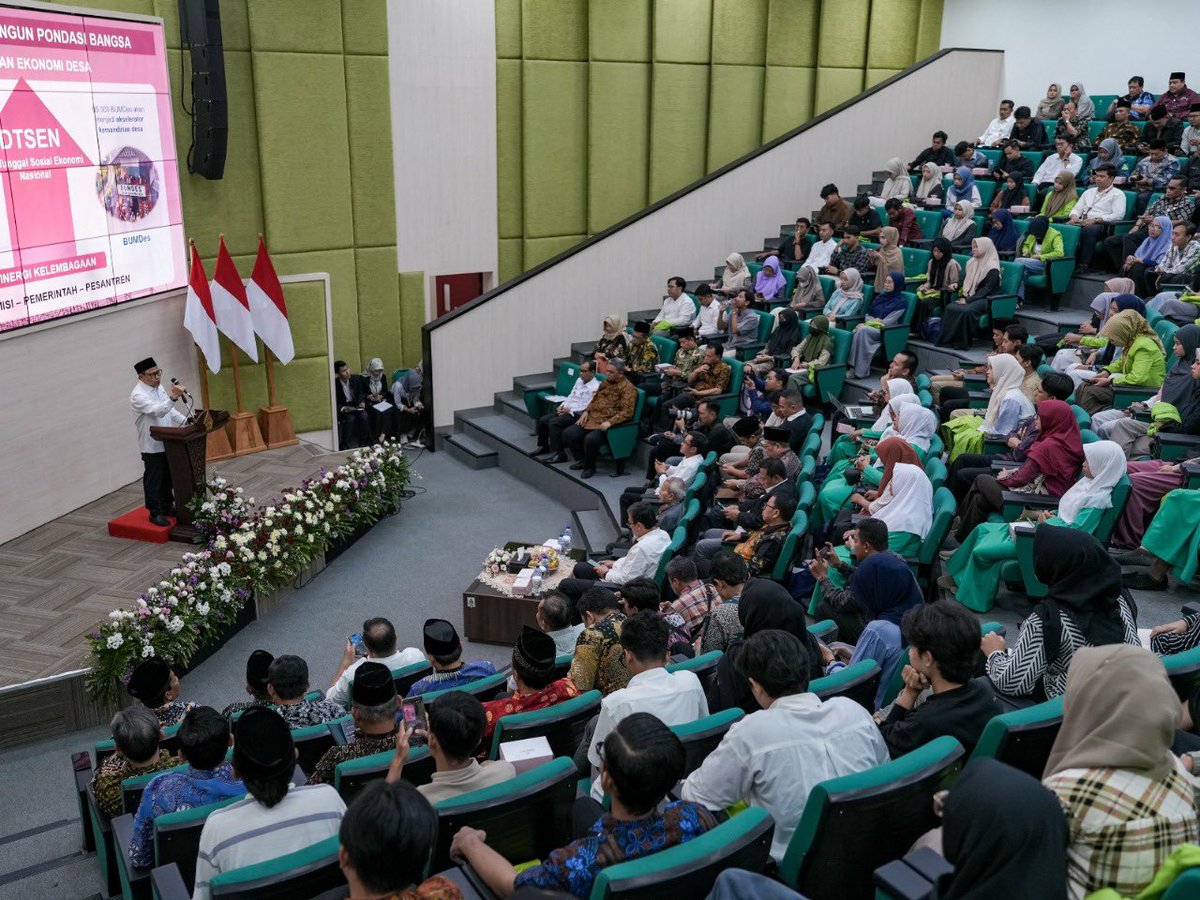 cakimiNOW's tweet photo. Bersama memutus rantai kemiskinan

Mengentaskan kemiskinan wajib dilakukan lewat sistem yang di dalamnya melibatkan lembaga Pendidikan dan pesantren. Hal ini saya tegaskan dalam dialog di @uinwalisongosemarang pada Kamis (19/6) pagi tadi.

Kita harus tinggalkan model pendidikan yang sekadar menggugurkan kewajiban dan formalitas. Perguruan tinggi dan pesantren harus punya nafas yang sama, yakni pendidikan untuk keberdayaan.