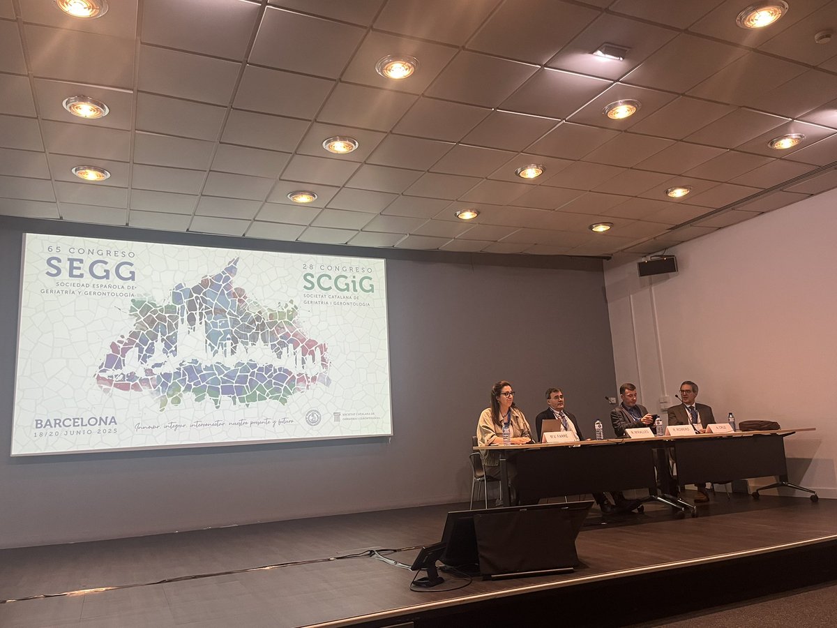 Arrancamos l día con mesa de docencia . la formación n geriatría para TODOS los profesionales sanitarios es esencial para entender y abordar de forma eficaz problemas específicos d pacientes d mayor edad y dejar atrás el ageismo q fomenta l desconocimiento
<a href="/SCGiG/">SCGiG</a>  <a href="/seggeriatria/">SEGG</a>