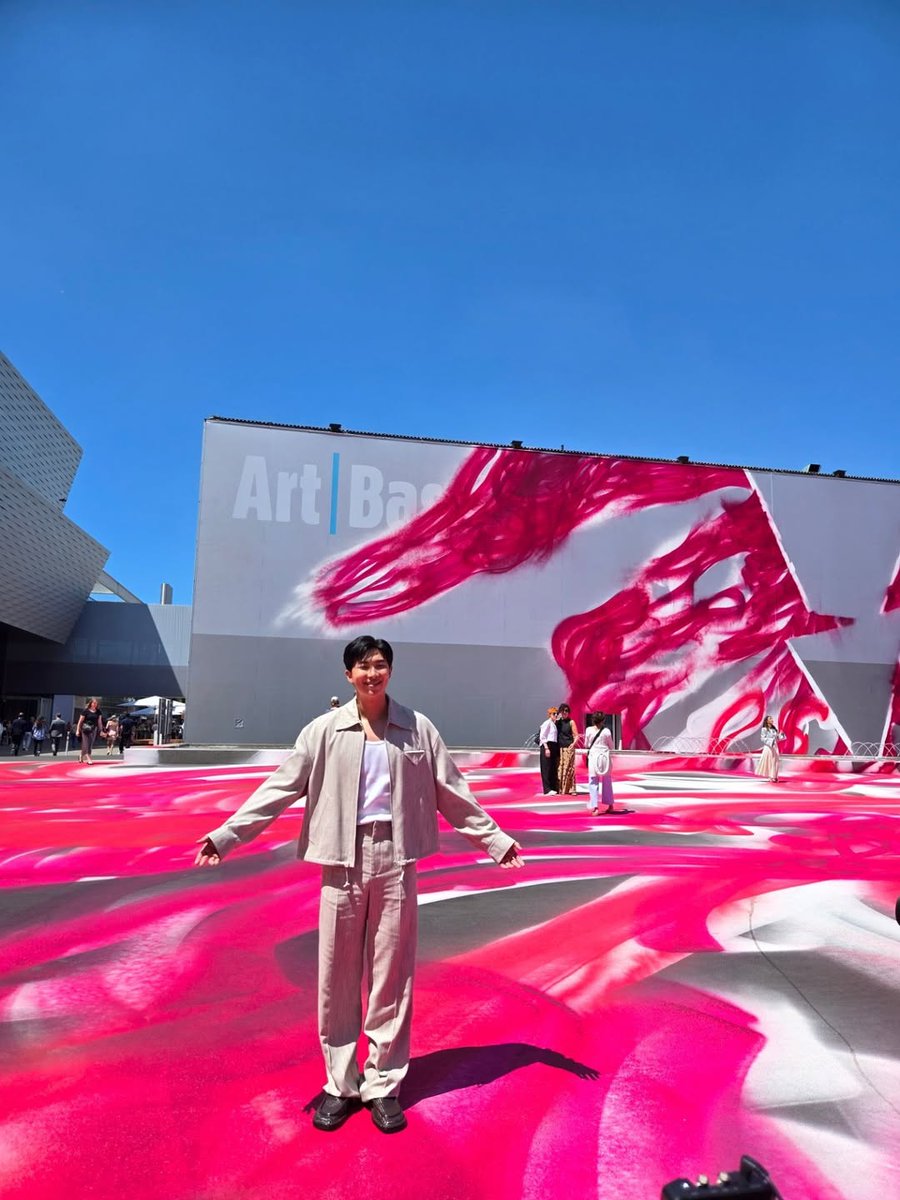 남준 at Art Basel

2022                                                2025