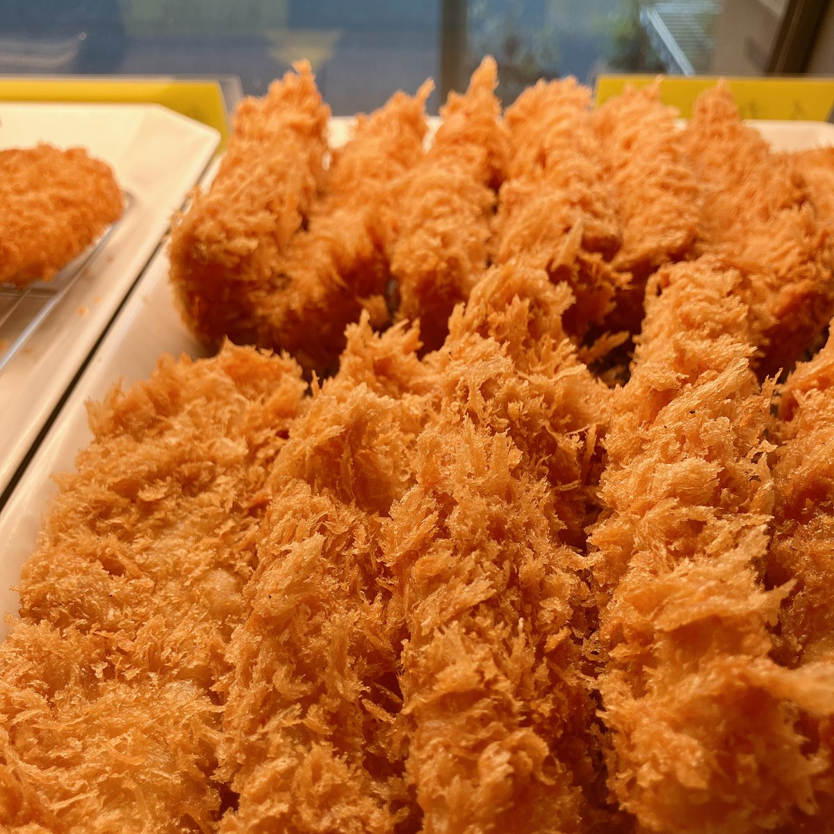 フライ揚がってまーす😊❣️
メンチカツ、から揚げ、コロッケ、イカフライ、クリームコロッケ、イカフライ、かぼちゃコロッケなど

今年もお店の出入口にミストシャワー付けてお待ちしてます🚿

気をつけてご来店下さいませ

＊混み合う時は、ご注文を書いてお待ちいただいております🙇‍♀️