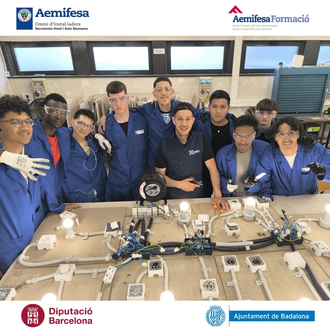 Aemifesa - Aemifesa Formació (@catt_gremi) on Twitter photo El 12.06.2025 els alumnes del C.P. d’Operacions Aux. d’Electricitat i Telecomunicacions —programa impulsat per l’Ajuntament de Badalona i la Diputació de Barcelona—, van tenir la visita d'en Juan Carlos Fonteboa, instal·lador agremiat d’Aemifesa, explicant temes clau del sector. El 12.06.2025 els alumnes del C.P. d’Operacions Aux. d’Electricitat i Telecomunicacions —programa impulsat per l’Ajuntament de Badalona i la Diputació de Barcelona—, van tenir la visita d'en Juan Carlos Fonteboa, instal·lador agremiat d’Aemifesa, explicant temes clau del sector.