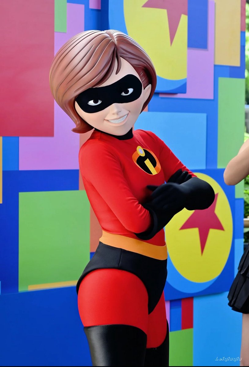 Elastigirl at Shanghai Disneyland is a rare character that only appears during certain months. But it's awesome. イラスティガールは最高です。