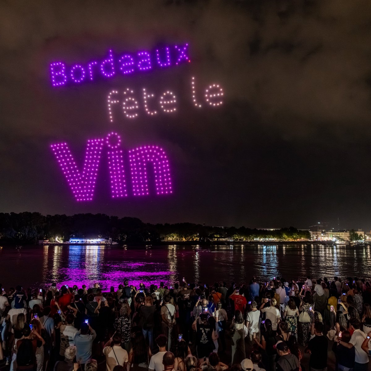 L'édition 2025 de #Bordeaux Fête Le Vin commencera aujourd'hui à 11h00 🤩 4 jours de festivité le long des quais 🍷 L'accès à l'événement est 100% gratuit sauf pour les dégustations pour lesquelles un Pass 10+ est nécessaire. Réservation en ligne 📱 Photo de G.Bonnaud #BFV2025