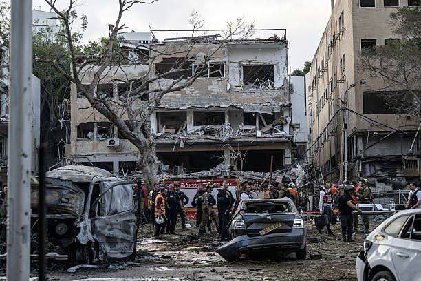 #وبشر_المؤمنين 3
1.بلَغ الدهاء الإيراني مُحيرًا ومُفاجئًا حتى لأصدقائه قبل أعدائه، وله كل يوم خطة جديدة، وكل ليلة ضرباتٌ فريدة.
2.لو كان قادة الكيان في منازلهم، لما بقي منهم أحد. يتساءل الصهاينة:من أعطى إيران كل هذه العناوين الدقيقة والحديثة؟
3.كل الأهداف التي ضربتها إيران حتى