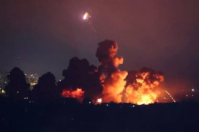 ChandanSharmaG's tweet photo. ईरान में मची भारी तबाही 🔥🔥
तेहरान में रहने वाले मुसलमान शहर छोड़कर भाग रहें हैं

ईरान में हाहाकार मच गया है,
इजरायल ने एक साथ 40 जगह भयंकर हमला किया
चारों ओर चीख पुकार, आग और धुआं दिख रहा है
ईरान की जनता इजरायल से निवेदन कर रही है कि यह हमला रोक दें अन्यथा सब खत्म हो जाएगा

कल के इजरायली हमले में 585 लोग मारे गएं
ईरान तेजी से बर्बाद हो रहा है
जल्द ईरान तबाह होगा

अब अमेरिका भी ईरान पर हमला कर सकता है।
