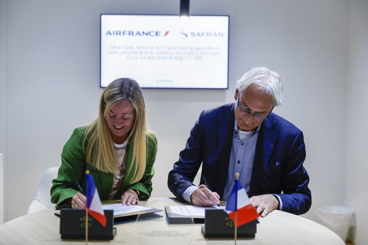 Air France is strengthening its strategic partnership with Safran Seats to equip its entire fleet of Boeing 777-300 aircraft with new Cirrus 5C03 Business Class seats.
 
#SafranSeats #AirFrance #BusinessClass #ParisAirShow #PAS25