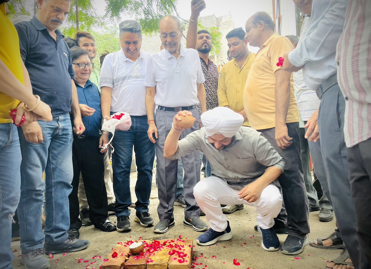 JarnailSinghAAP's tweet image. तिलक नगर में कायम है,काम की राजनीति..

D ब्लॉक अजय एनक्लेव, मीनाक्षी गार्डन के निवासियों को सीवर की नई लाइन डालने के कार्य का शुभारंभ होने पर हार्दिक शुभकामनाएं..

#devolopment #work #mlaforpublic #inaugration #arvindkejriwal 

@arvindkejriwal @aamaadmiparty