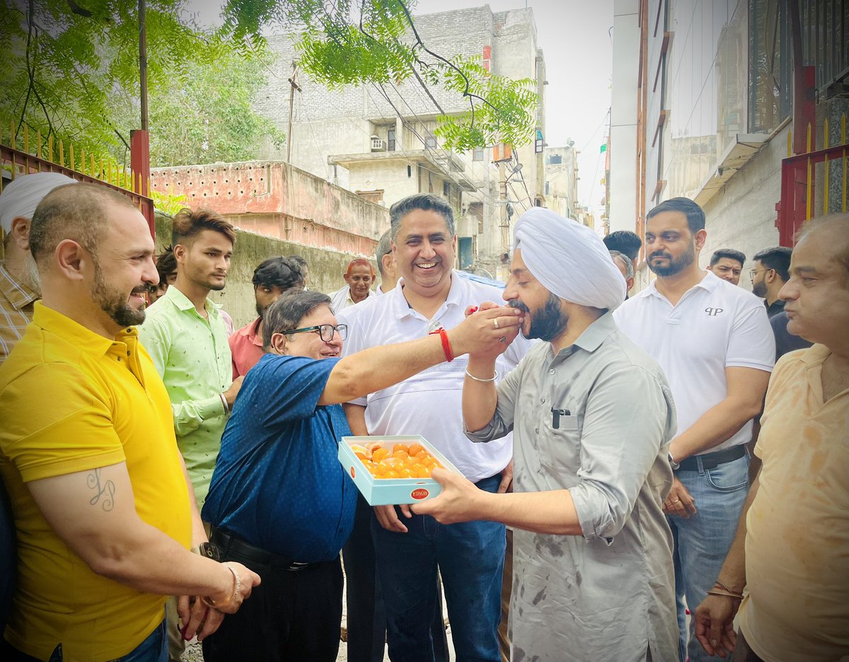 JarnailSinghAAP's tweet image. तिलक नगर में कायम है,काम की राजनीति..

D ब्लॉक अजय एनक्लेव, मीनाक्षी गार्डन के निवासियों को सीवर की नई लाइन डालने के कार्य का शुभारंभ होने पर हार्दिक शुभकामनाएं..

#devolopment #work #mlaforpublic #inaugration #arvindkejriwal 

@arvindkejriwal @aamaadmiparty