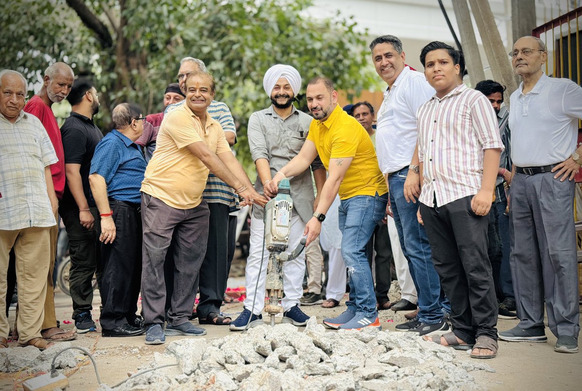 JarnailSinghAAP's tweet image. तिलक नगर में कायम है,काम की राजनीति..

D ब्लॉक अजय एनक्लेव, मीनाक्षी गार्डन के निवासियों को सीवर की नई लाइन डालने के कार्य का शुभारंभ होने पर हार्दिक शुभकामनाएं..

#devolopment #work #mlaforpublic #inaugration #arvindkejriwal 

@arvindkejriwal @aamaadmiparty