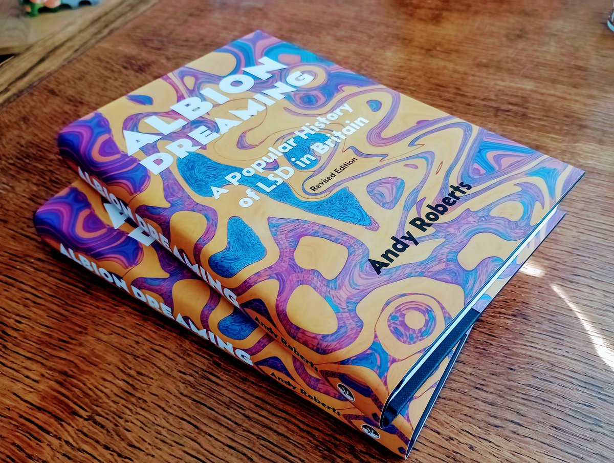 Andy Roberts' Albion Dreaming tells the story of how L£D shaped British society since its introduction in the early 1950s. This new &amp; revised edition benefits from the author's many years of continued research and the addition of several appendices 💞📖

psychedelicpress.co.uk/products/albio…