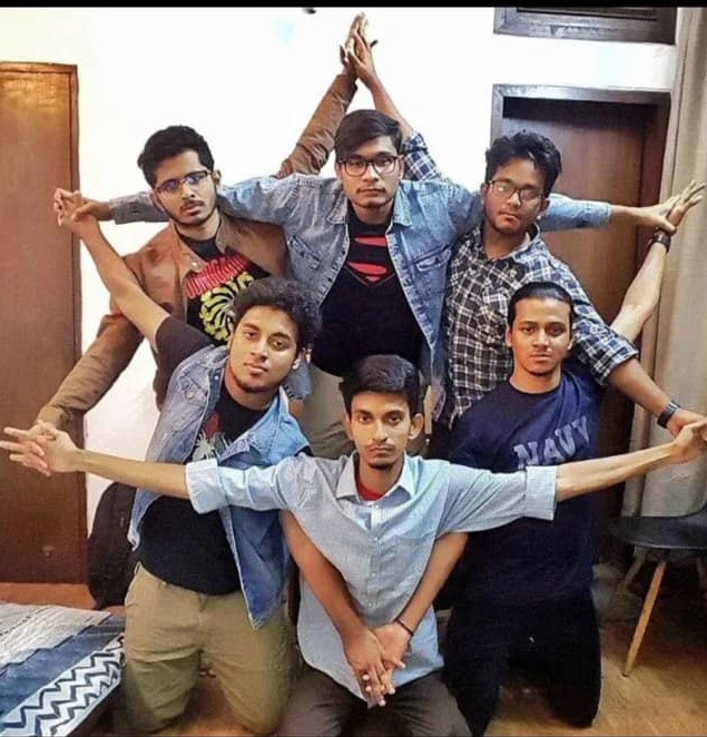 İsraillilerin Hintlilere bütün hakaret ve aşağılamalarına rağmen, İsrail aşklarını anlamak mümkün değil. "Ülkenize geri dönün!" "Sizi istemiyoruz!" diye Siyonistler basbas bağırıyor bunlar sadık bir köpek gibi yine onların peşinde.