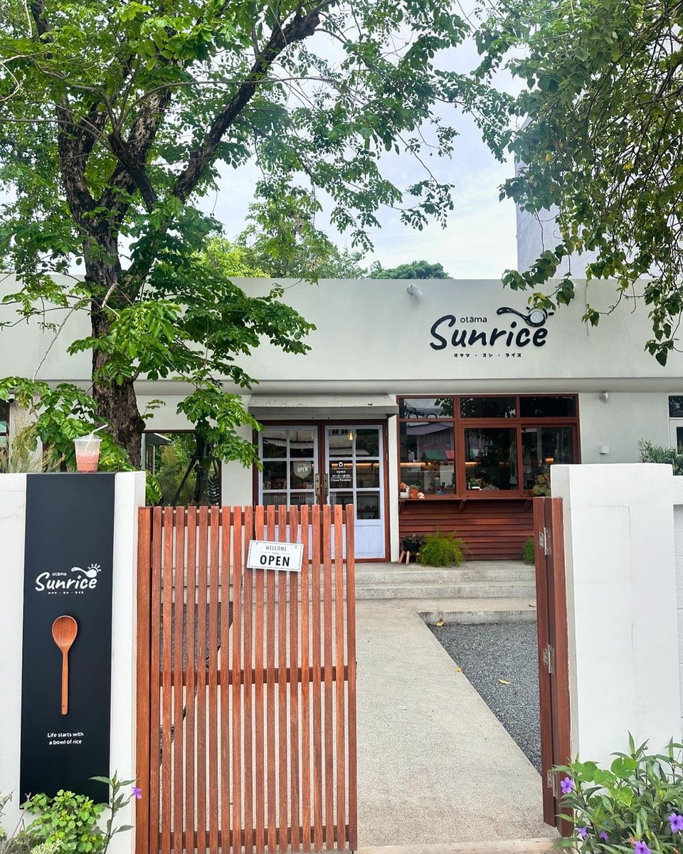 Otama Sunrice บางกรวย📍 

คาเฟ่ย่านนนทบุรี ฟีลโฮมมี่ บรรยากาศอบอุ่น เครื่องดื่ม ขนมรสชาติโอเคเลย มีอาหารด้วยนะ แต่เมนูไม่เยอะ มุมถ่ายรูปเยอะ แสงแดดส่อง ถ่ายรูปมุมไหนก็โดน ร้านเป็น pet friendly น้าาา  

⏰7.00-16.00 น. 

<a href="/CAFETELLER/">cafeteller • คาเฟ่ดีเราบอกต่อ</a> 
#BaristaTH